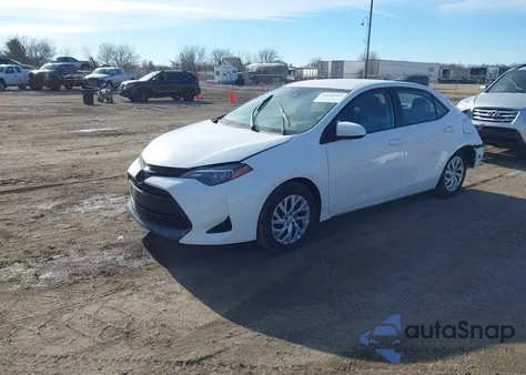 2018 Toyota Corolla Le z USA, uszkodzony, nr VIN 5YFBURHE1JP740424